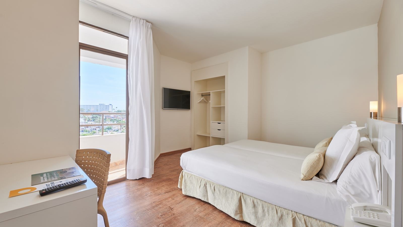 rooms-family-room-balcony