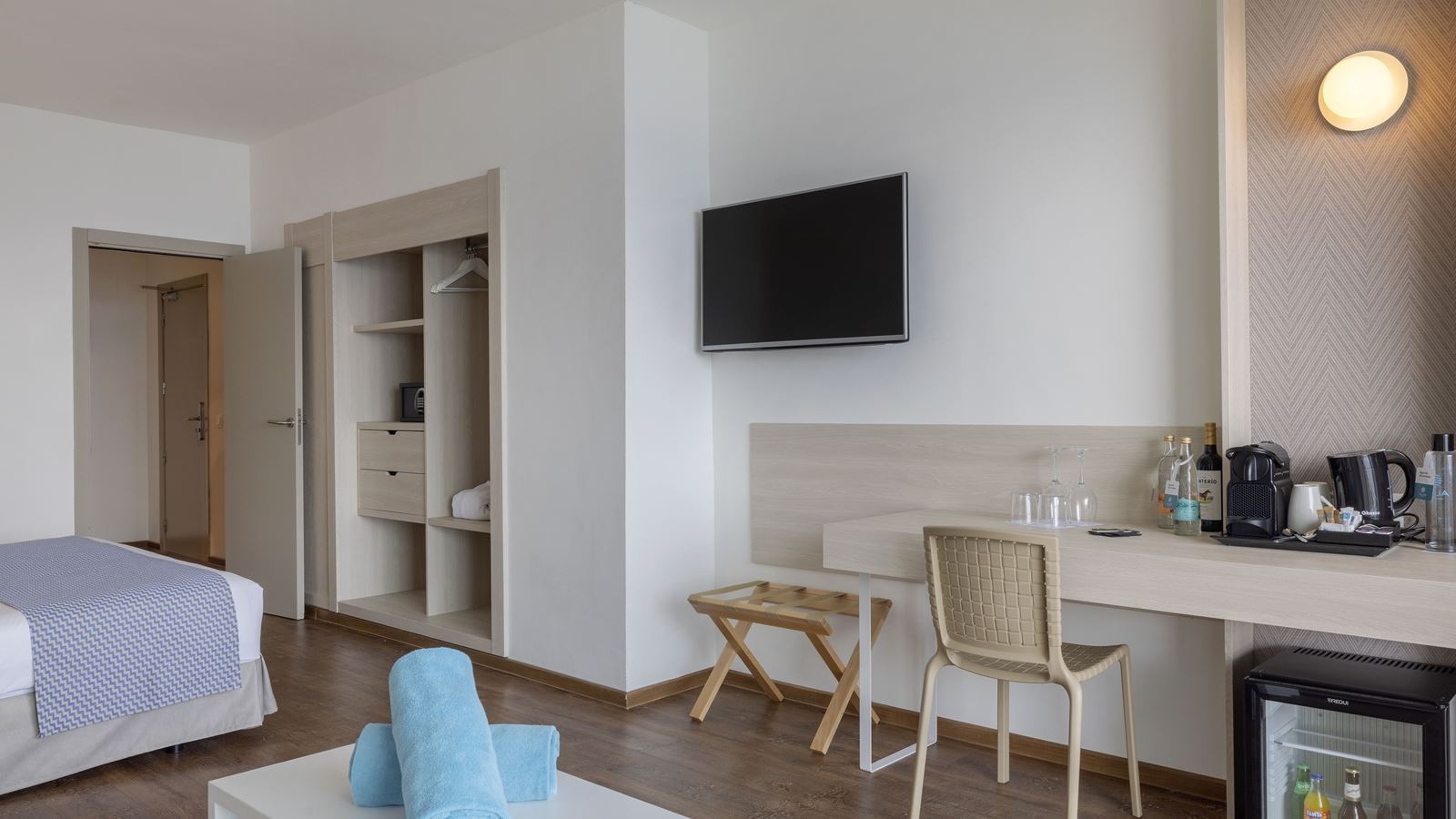 rooms-my-favourite-club-double-frontal-sea-view-9th-floor