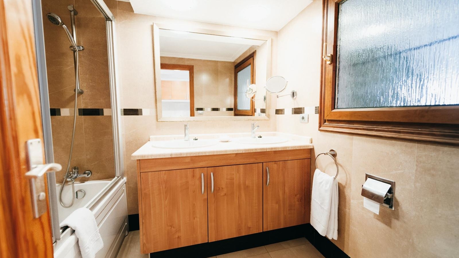 rooms-apartment1-bedroom-balcony-or-terrace