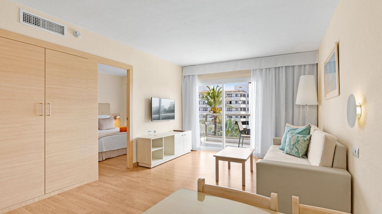 rooms-apt-1-bedroom-balcony-or-terrace