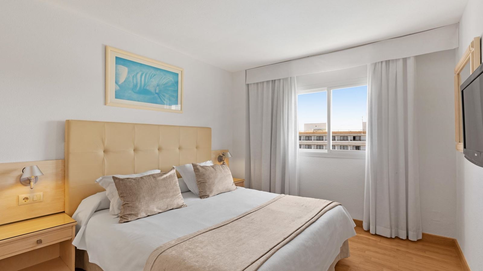 rooms-apt-1-bedroom-balcony-or-terrace