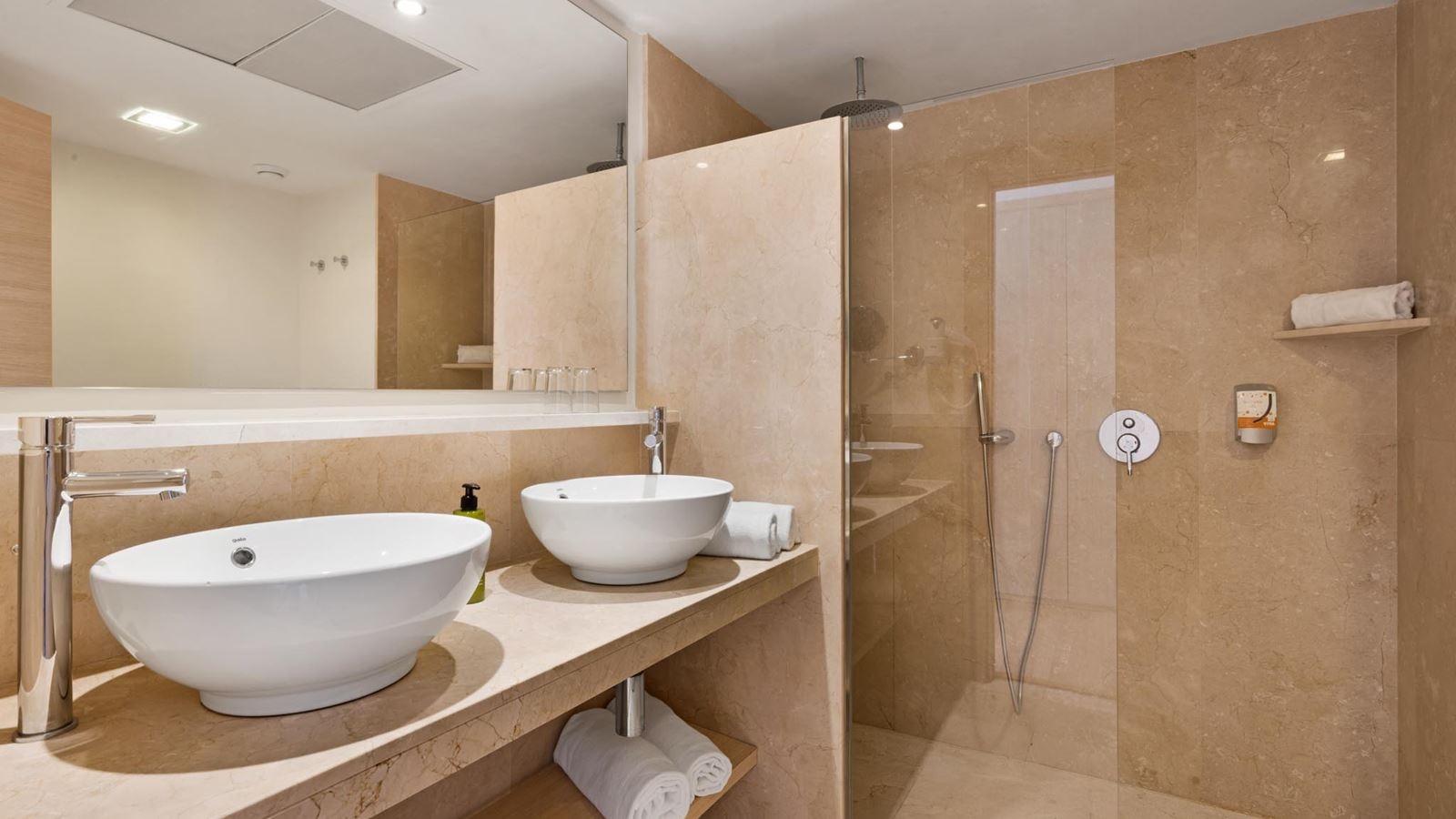 rooms-apt-1-bedroom-balcony-or-terrace