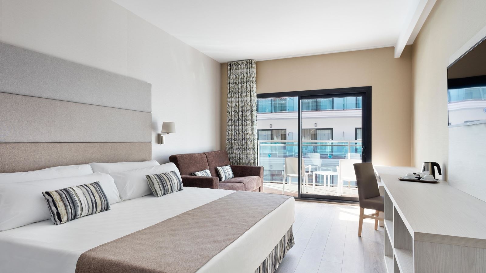 rooms-double-king-room-balcony-or-terrace