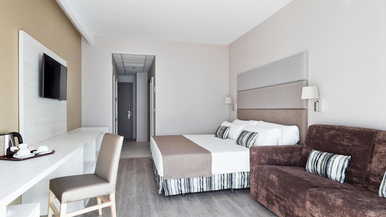 rooms-family-room-superior-balcony-or-terrace