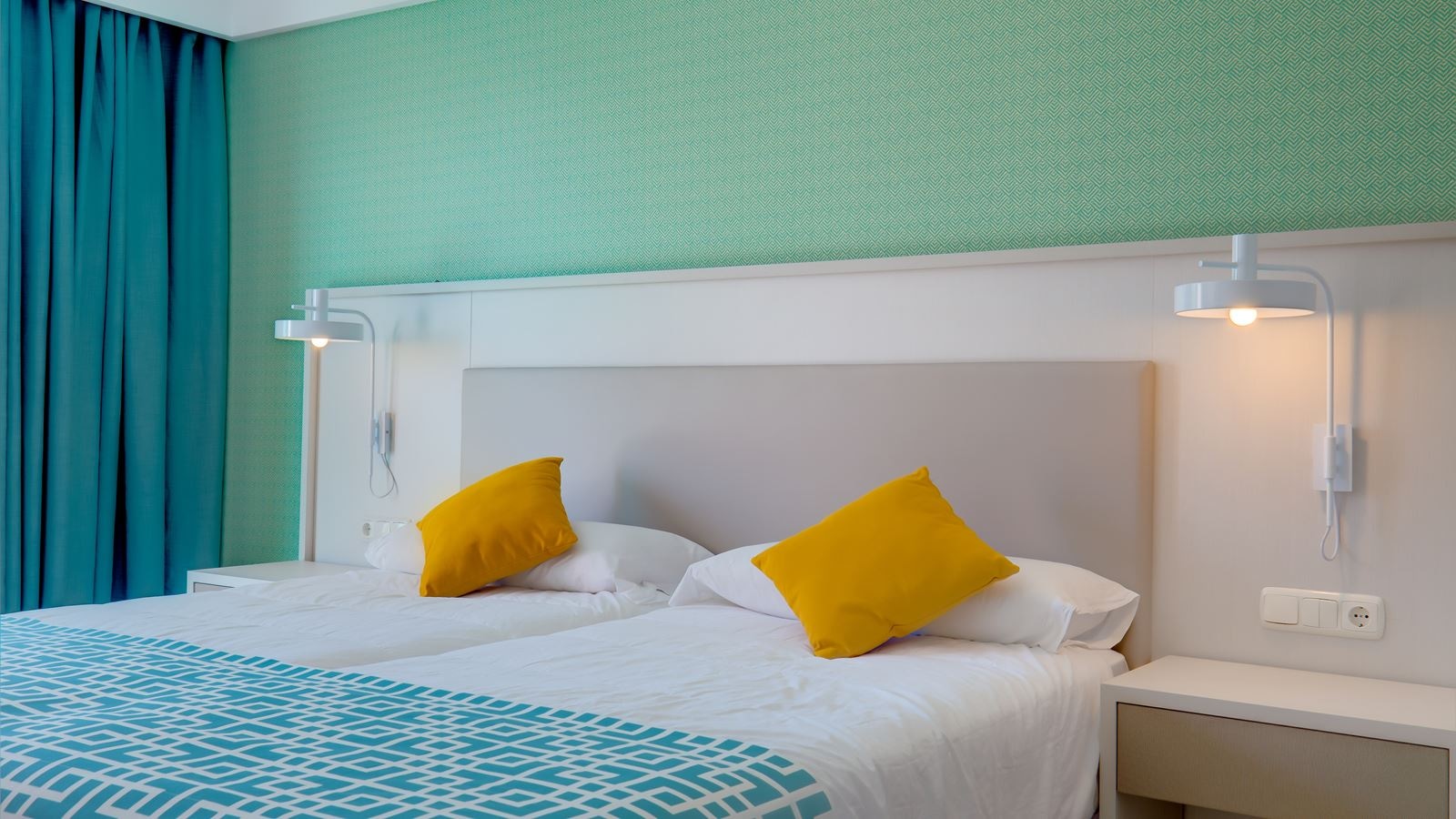 rooms-twin-standard-balcony-or-terrace