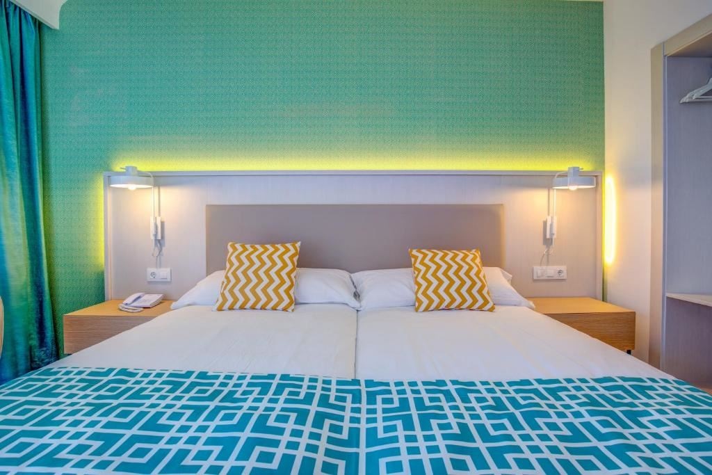 rooms-family-room-sea-view-balcony-or-terrace