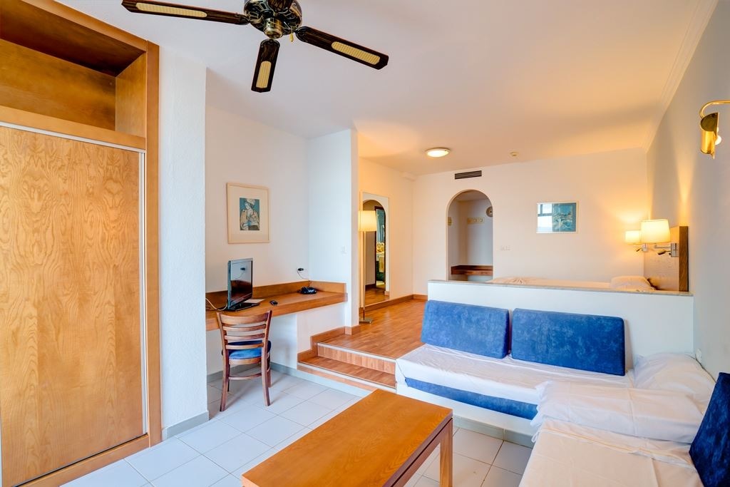 rooms-family-room-balcony-or-terrace