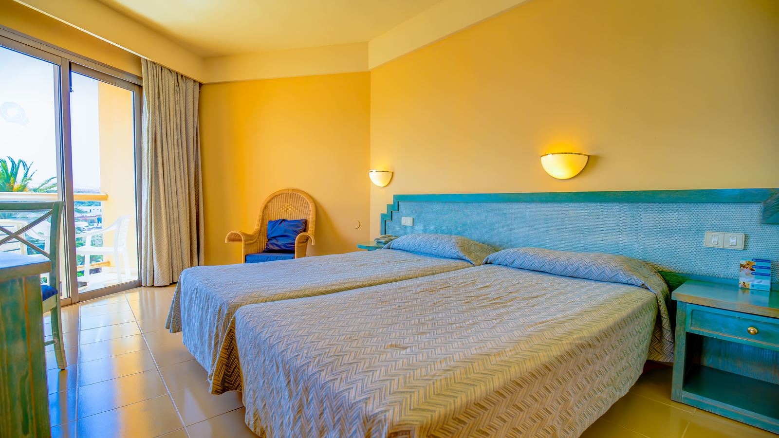 rooms-twin-lateral-sea-view-balcony-or-terrace