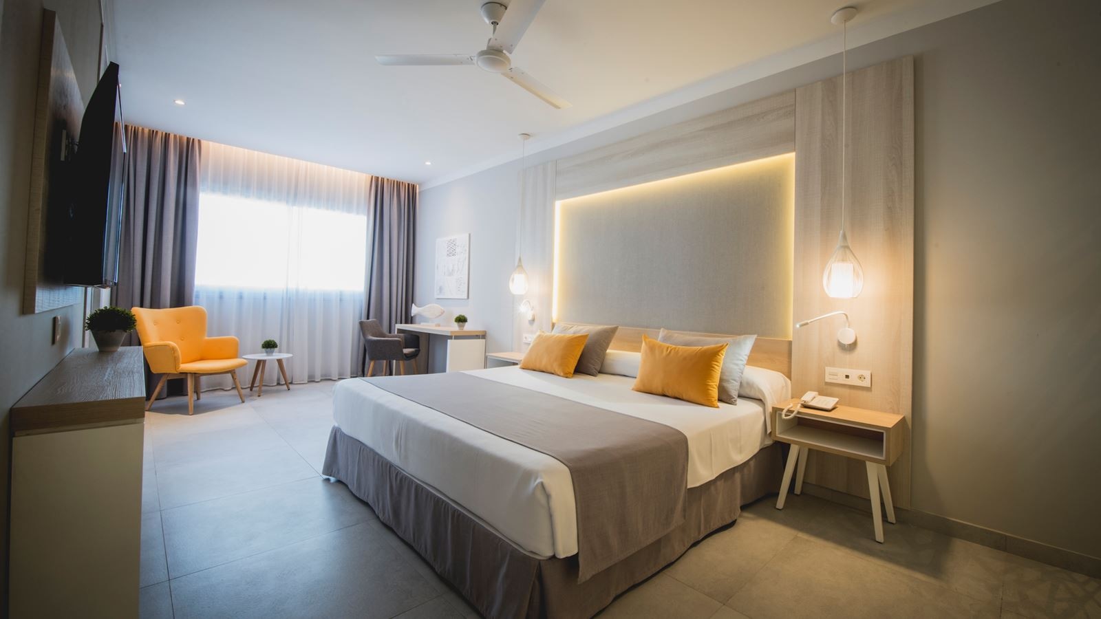 rooms-family-master-suite-balcony-or-terrace