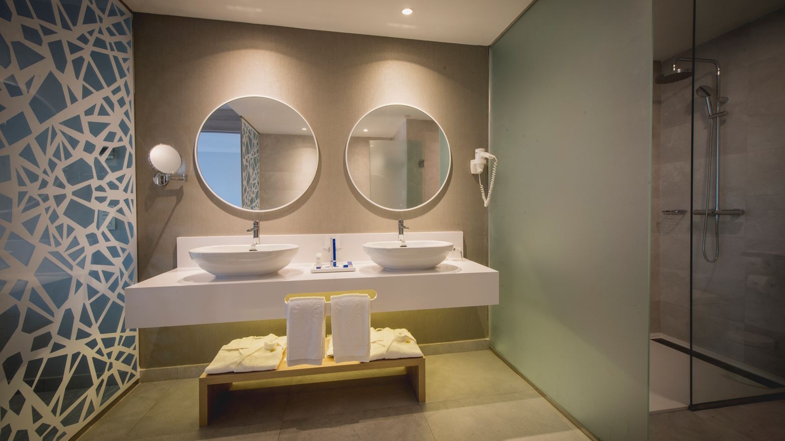 rooms-family-master-suite-balcony-or-terrace