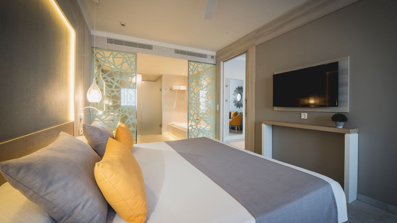 rooms-family-master-suite-balcony-or-terrace