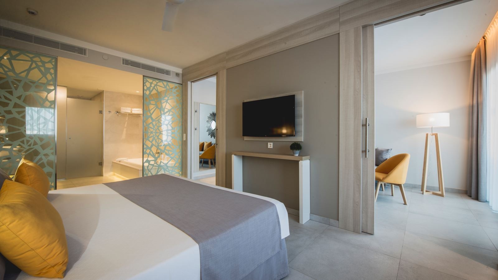 rooms-family-master-suite-balcony-or-terrace