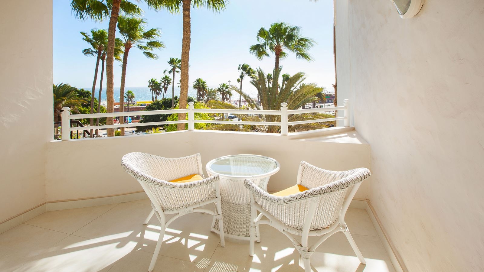 rooms-dde-double-deluxe-pool-view-balcony