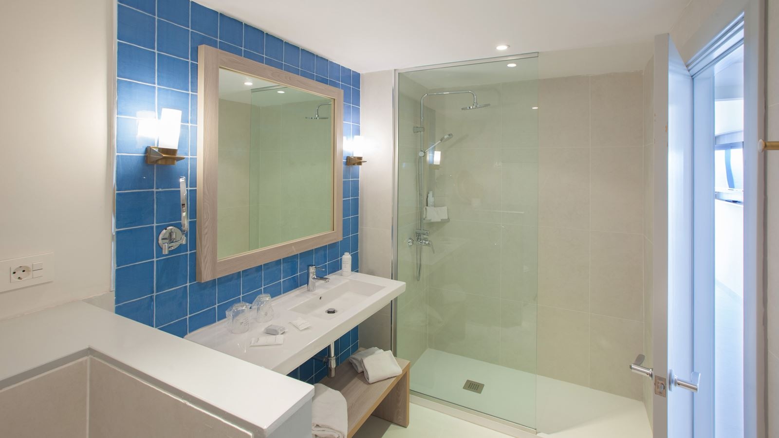 rooms-ddev-double-deluxe-sea-view-balcony