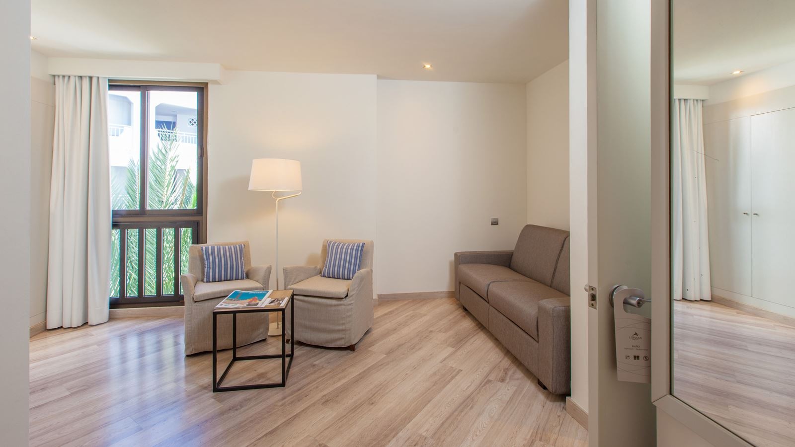 rooms-ses-senior-suite-with-garden-or-side-sea-view-balcony