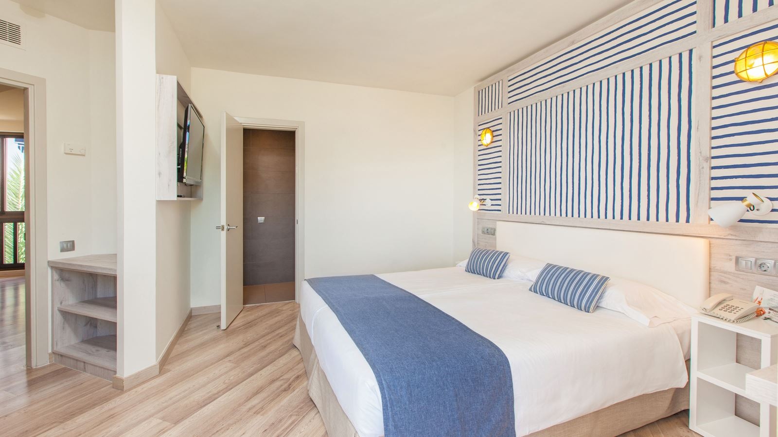 rooms-ses-senior-suite-with-garden-or-side-sea-view-balcony