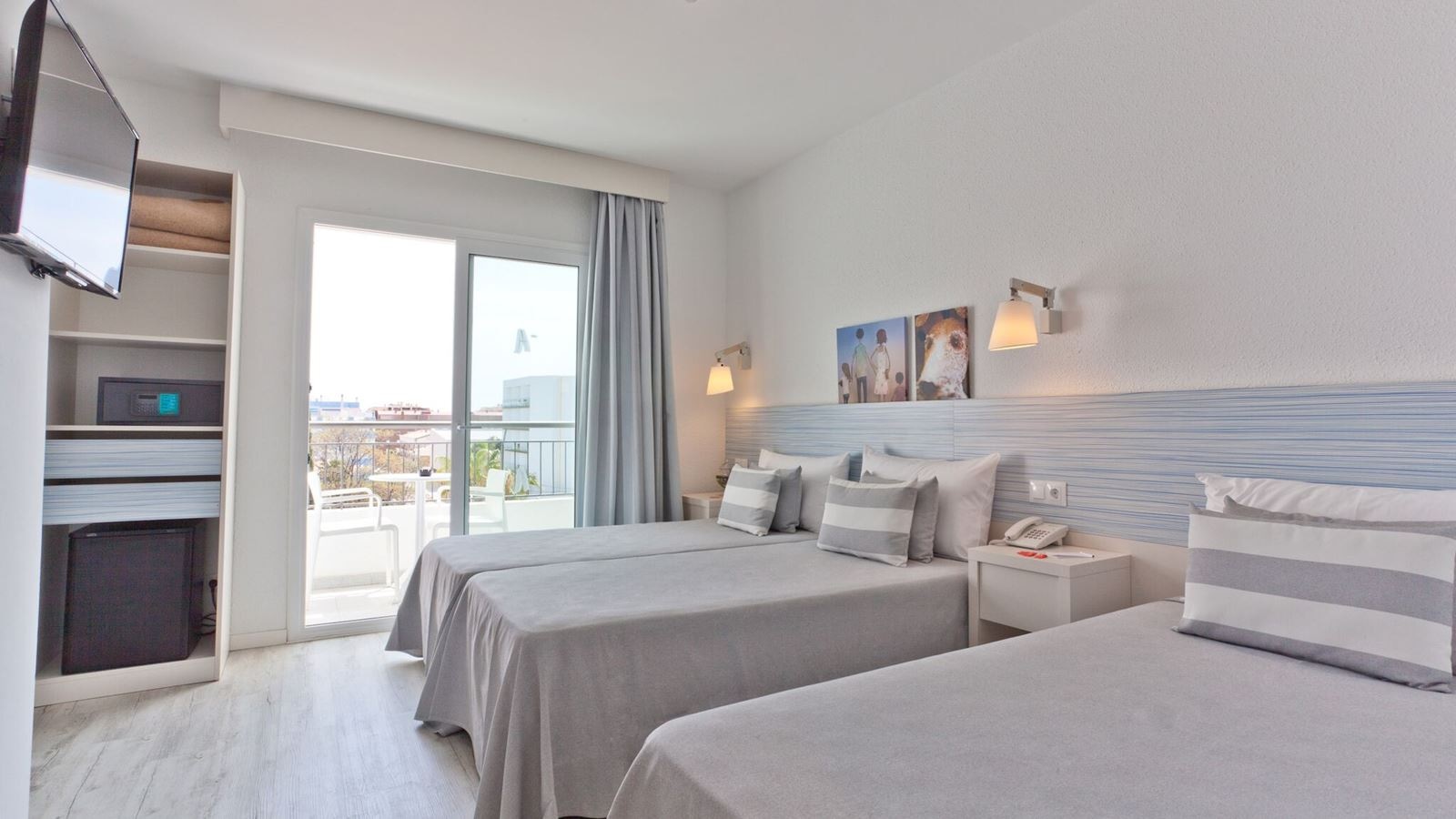 rooms-deluxe-family-room-balcony-or-terrace