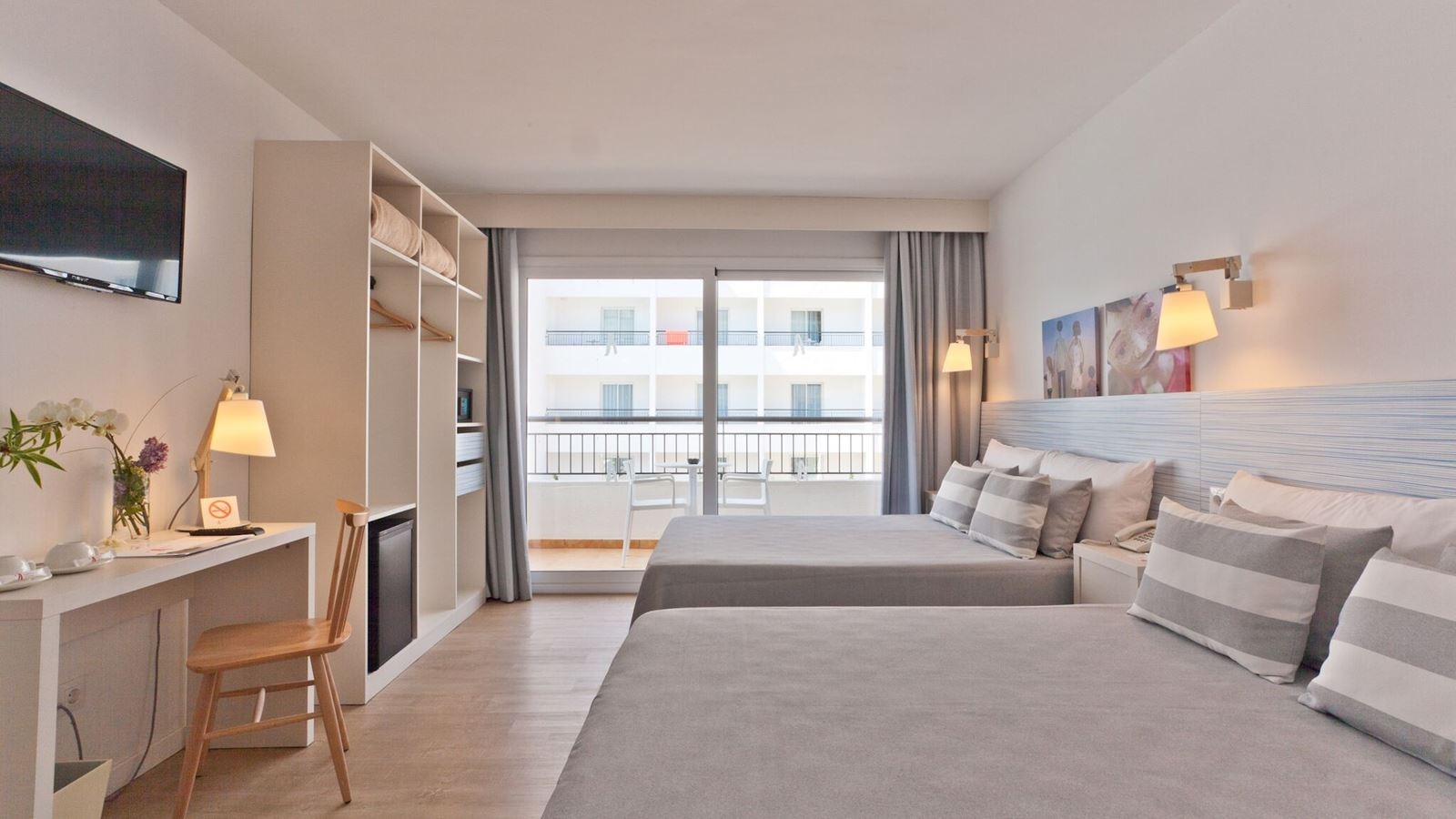 rooms-deluxe-family-room-balcony-or-terrace