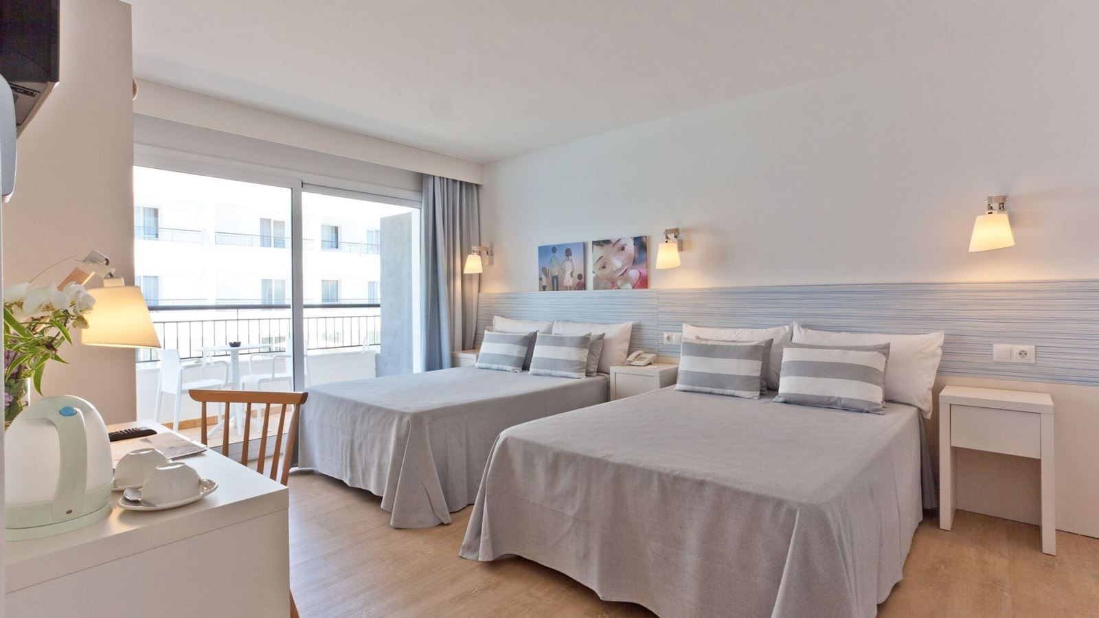 rooms-deluxe-family-room-balcony-or-terrace