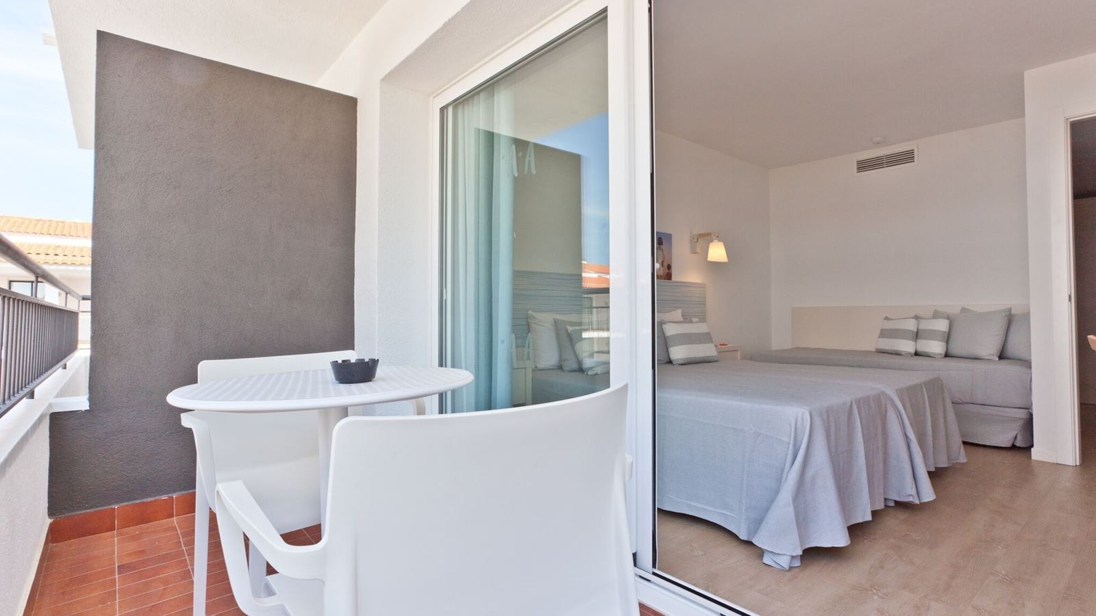 rooms-deluxe-family-room-balcony-or-terrace