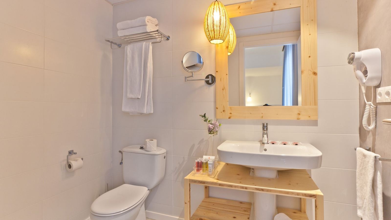 rooms-2-bedroom-suite-family-room-balcony-or-terrace