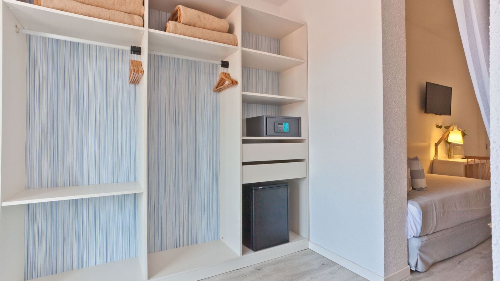 rooms-2-bedroom-suite-family-room-balcony-or-terrace