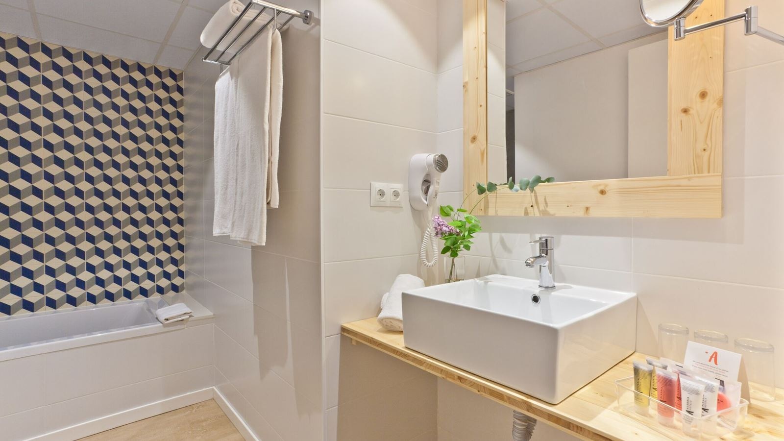 rooms-2-bedroom-suite-family-room-balcony-or-terrace