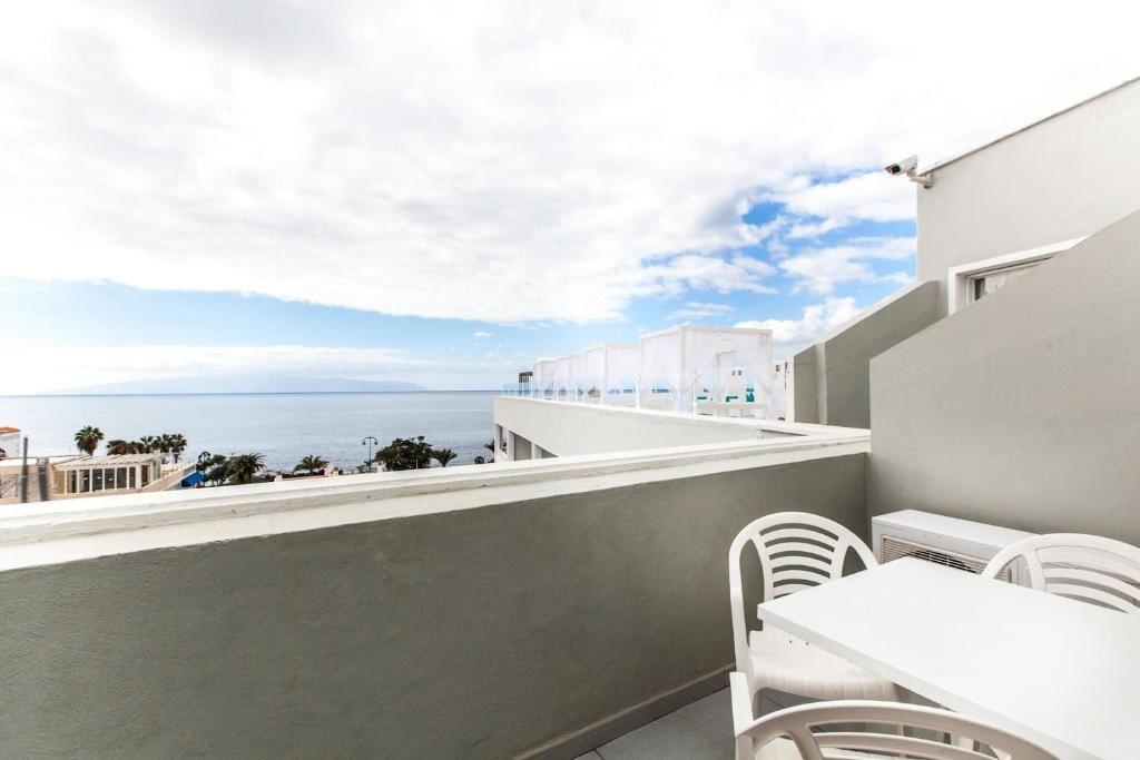 rooms-junior-suite-twin-with-sea-view-balconyj-or-terrace