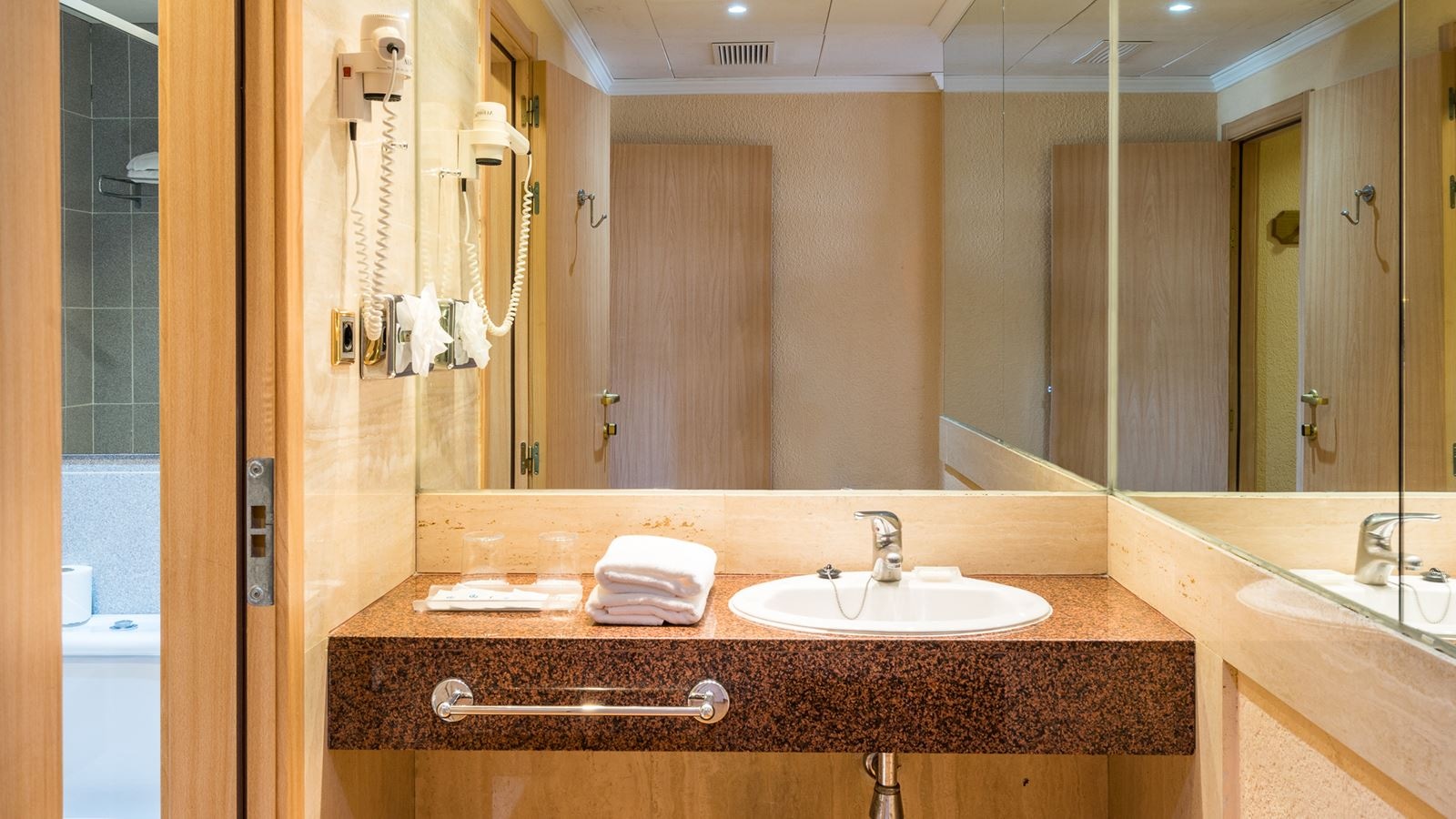 rooms-double-single-use-balcony-or-terrace