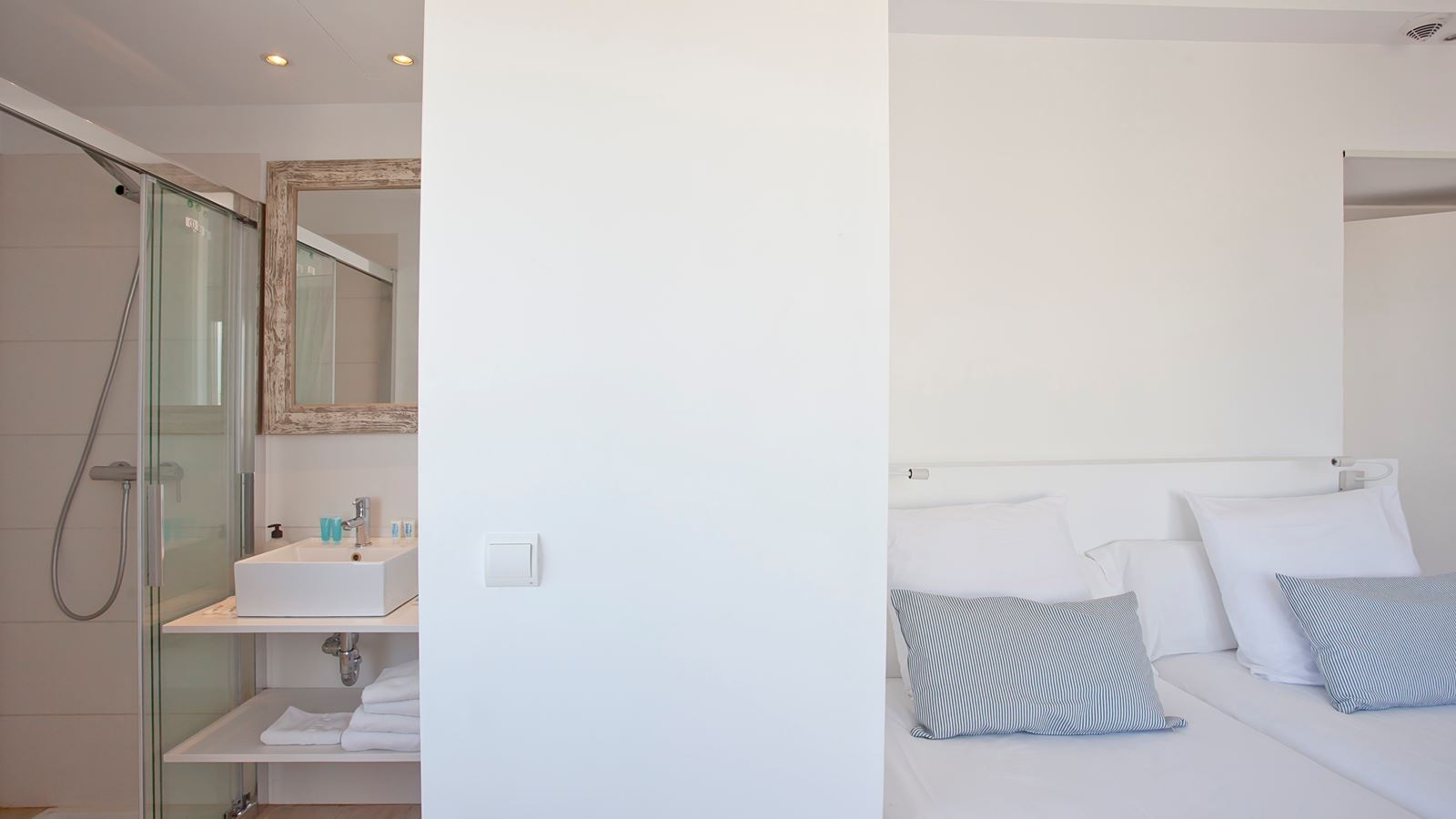 rooms-db--twin-room-balcony-or-terrace