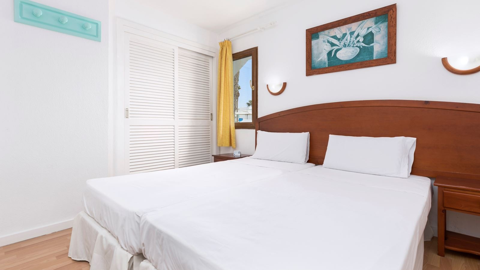 rooms-2-bedrooms-family-room-terrace