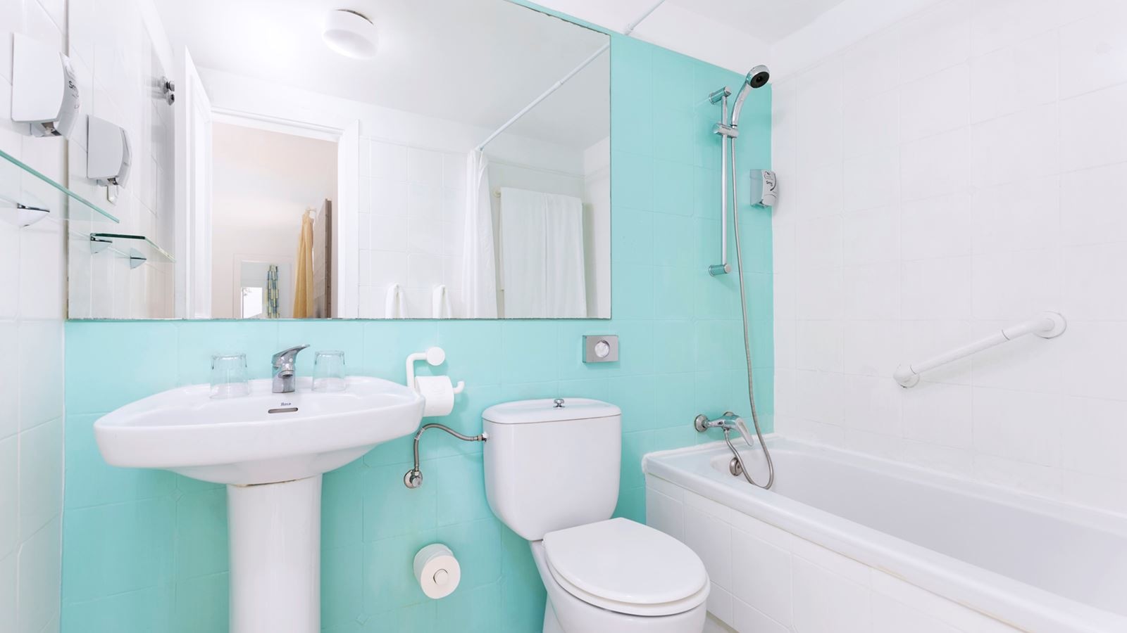 rooms-one-bedroom-suite-pool-side-terrace