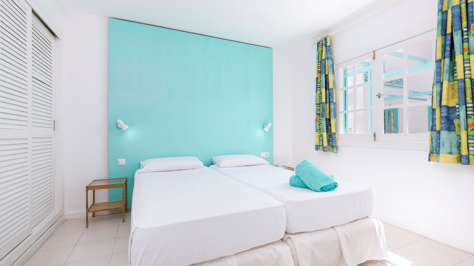 rooms-one-bedroom-suite-pool-side-terrace