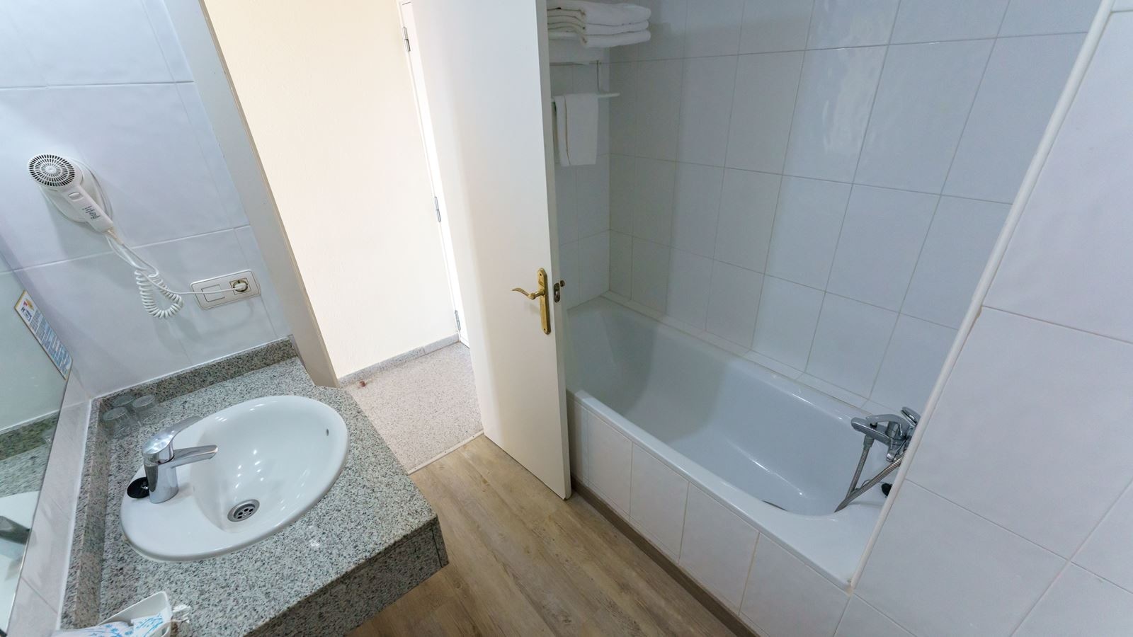 rooms-doble-standard-room-balcony-or-terrace