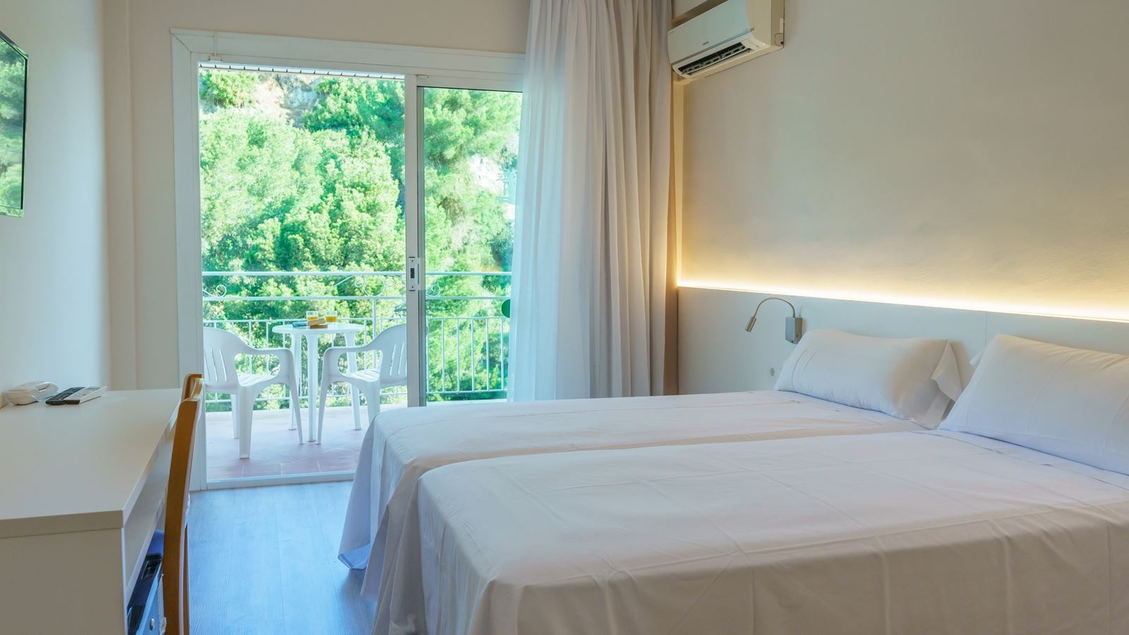 rooms-doble-standard-room-balcony-or-terrace