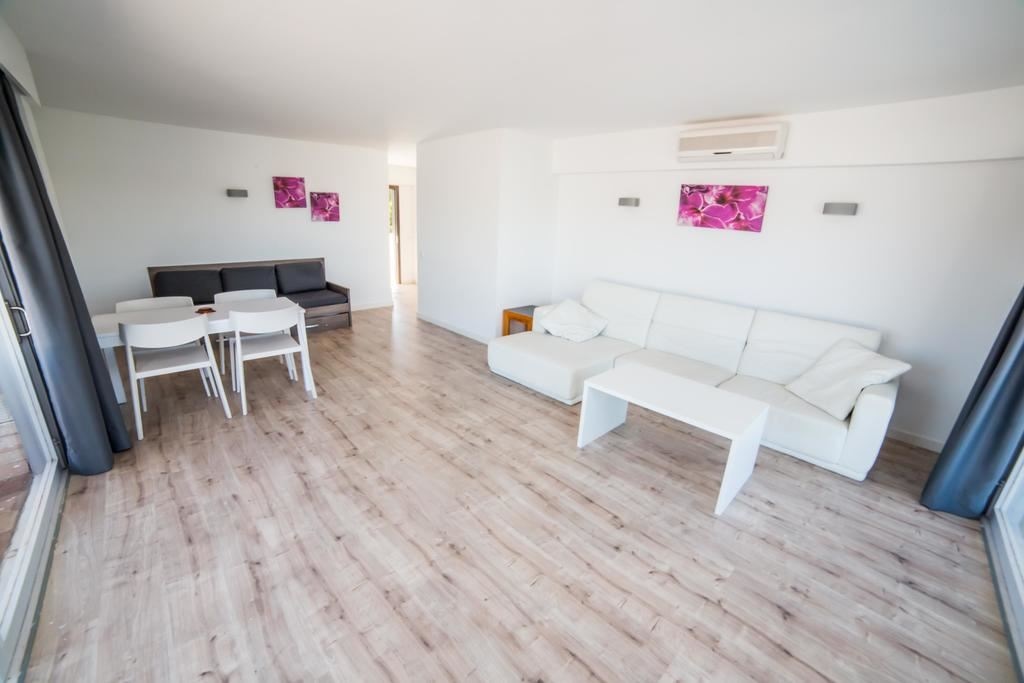 rooms-apartment-2-bedroom-sea-view