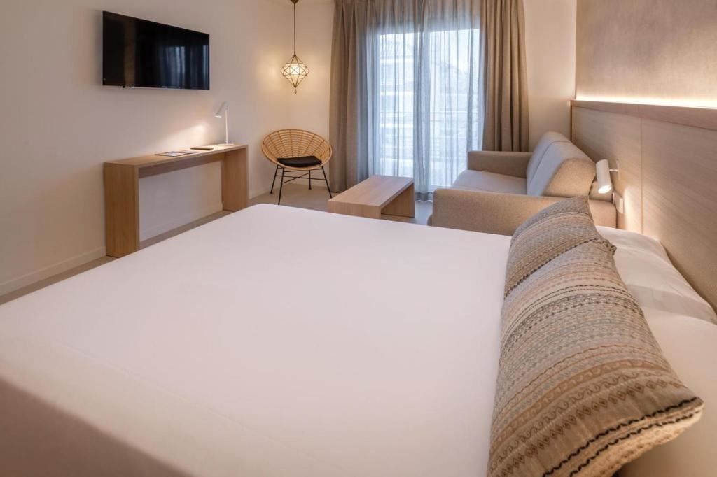 rooms-suite-balcony-or-terrace