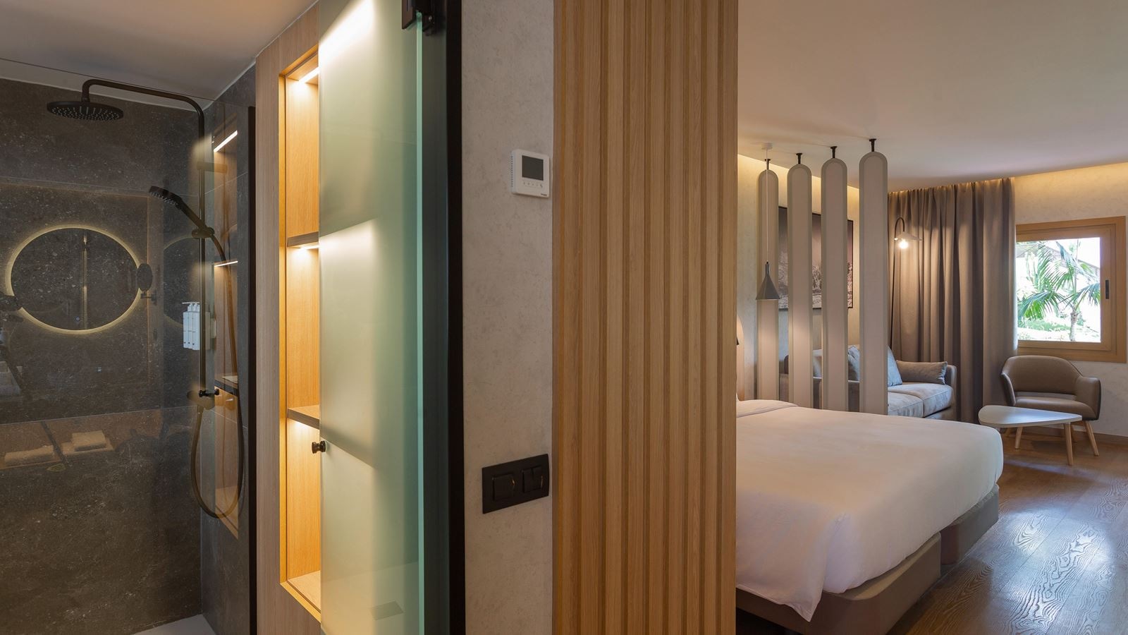 rooms-junior-suite-with-balcony