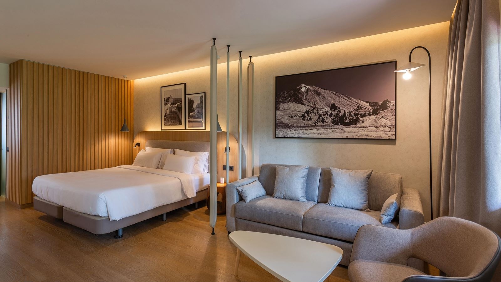 rooms-junior-suite-with-balcony