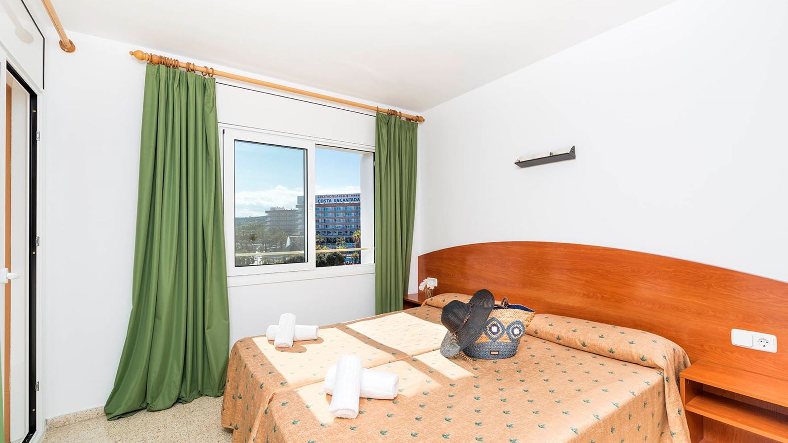 rooms-apartment-3-bedrooms-terrace