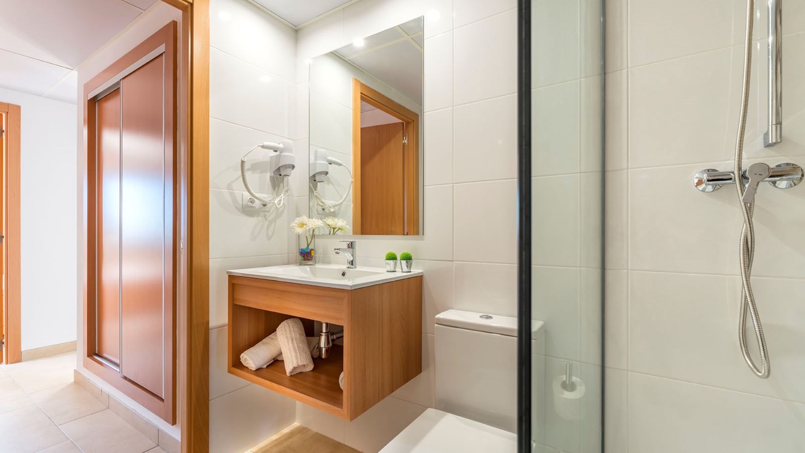 rooms-apartment-3-bedrooms-terrace