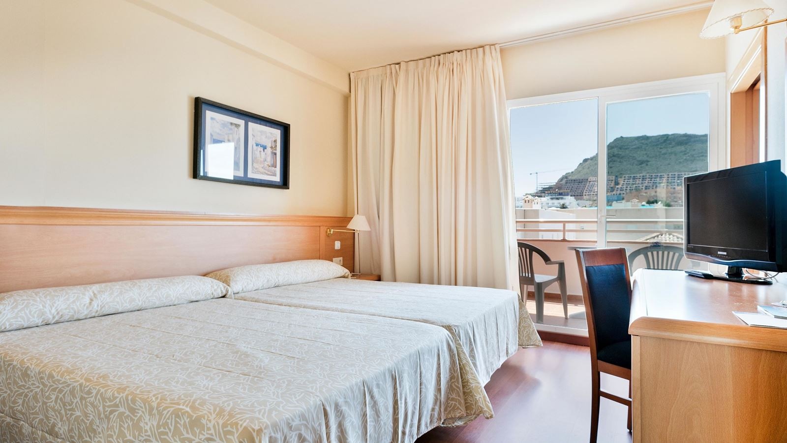 rooms-standard-room-poolview