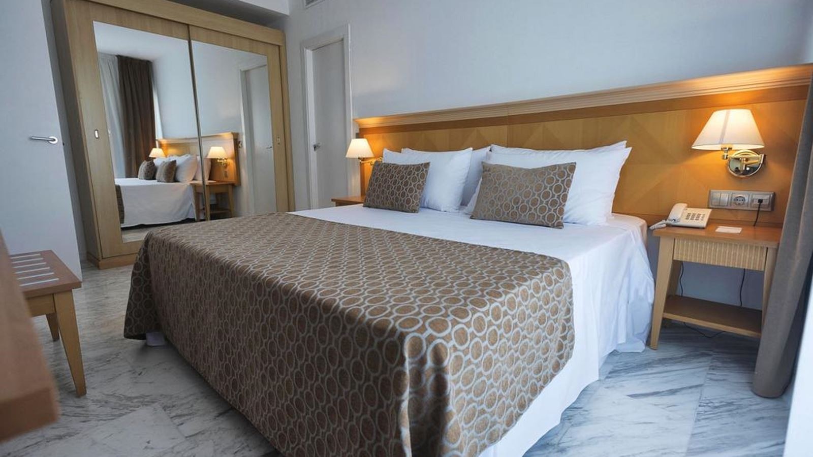 rooms-double-room-balcony-or-terrace