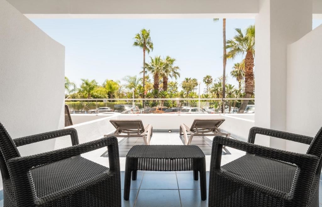 rooms-quadruple-room-balcony-or-terrace