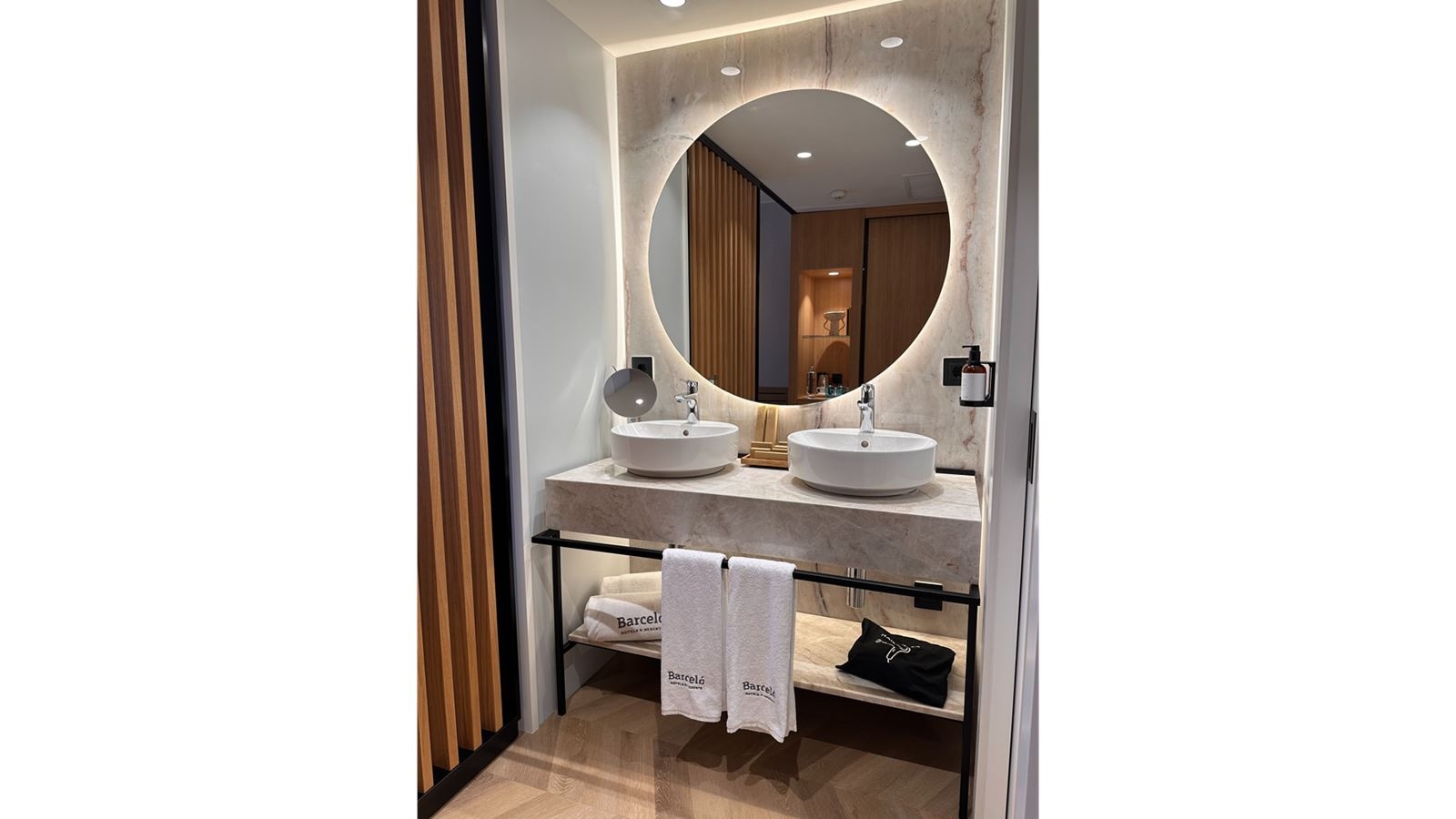 rooms-double-superior-pool-view-room