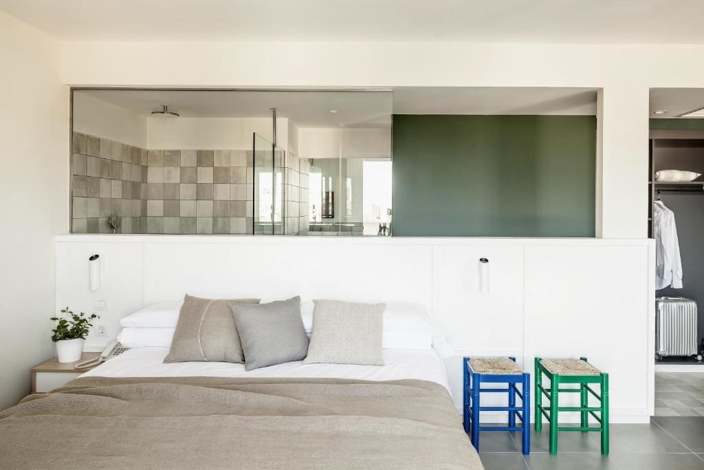 rooms-premium-room-pool-view