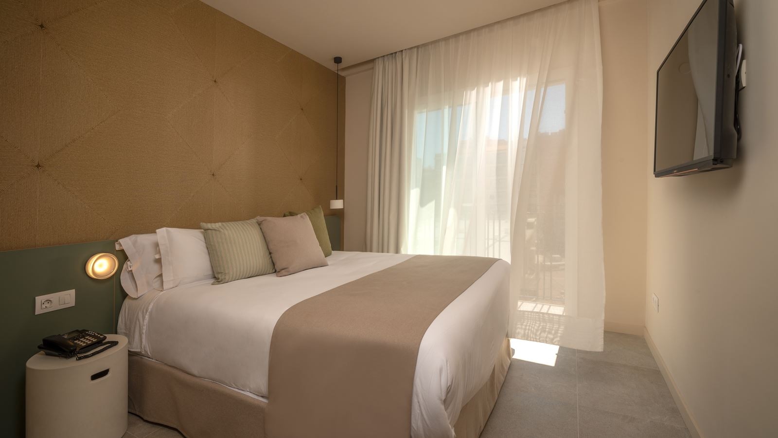 rooms-friendly-room-balcony-or-terrace