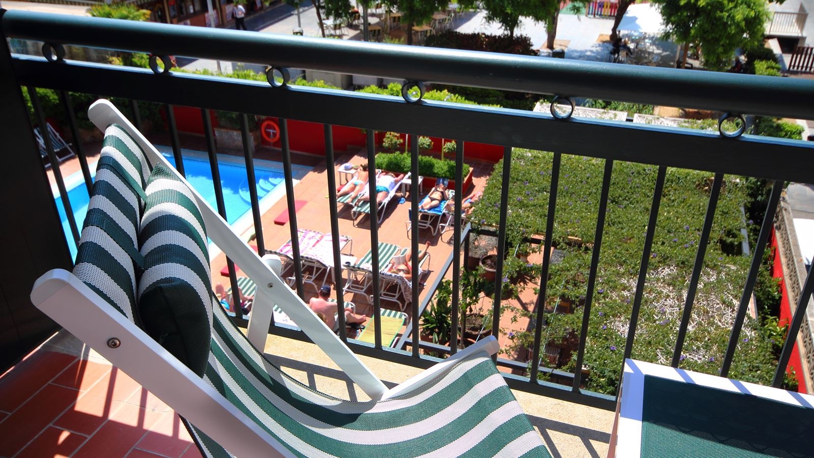 rooms-premium-room-pool-view