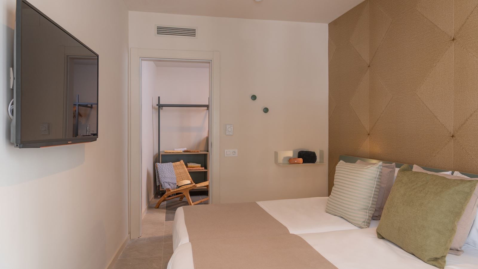 rooms-friendly-room-balcony-or-terrace