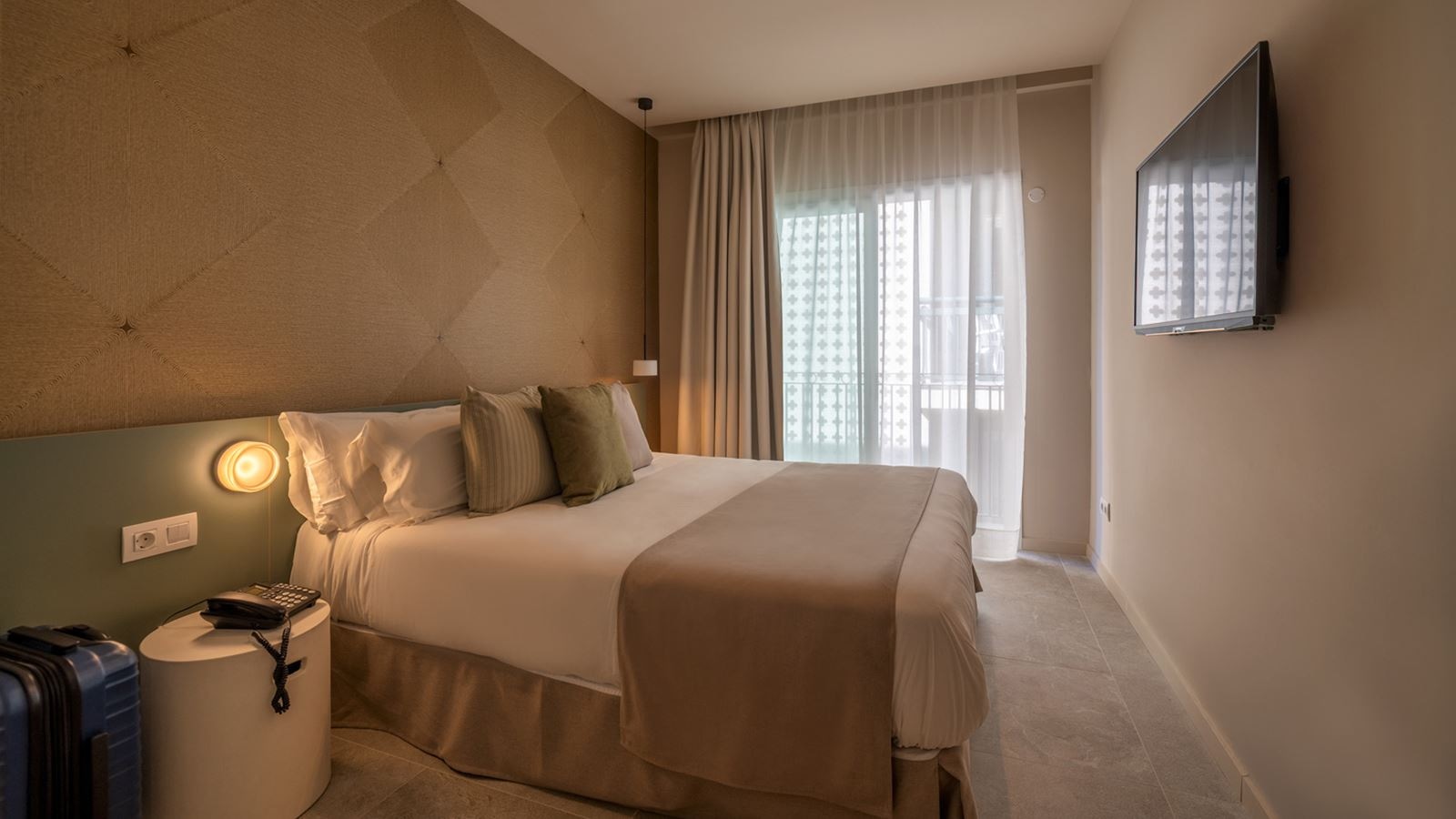 rooms-friendly-room-balcony-or-terrace